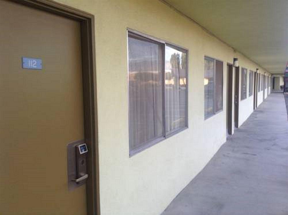 Tropics Motor Hotel Indio Bagian luar foto